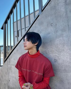 Toman Instagram - .

new hair 🖤💙

ずっと髪を暗くするタイミングを計っていたけど
LIVEに合わせてチームカラーの青をチラ見せです

.

桃ちゃん家のおこめさん可愛すぎる🐶

テレビでお犬さんが映るたびに
「わんちゃんと遊びたいな〜」って
嘆いていたのがようやく叶った...

小さな頃からずっと犬と暮らす生活で
今は猫と暮らす生活だけど
犬と猫の可愛さのベクトルって全然違うので

どっち派とかはなく

とにかく動物が大大大好きです。

ずっと膝の上に乗ってくれてて
桃ちゃんに着いて歩く姿も
全部愛おしすぎた。癒されたな〜...