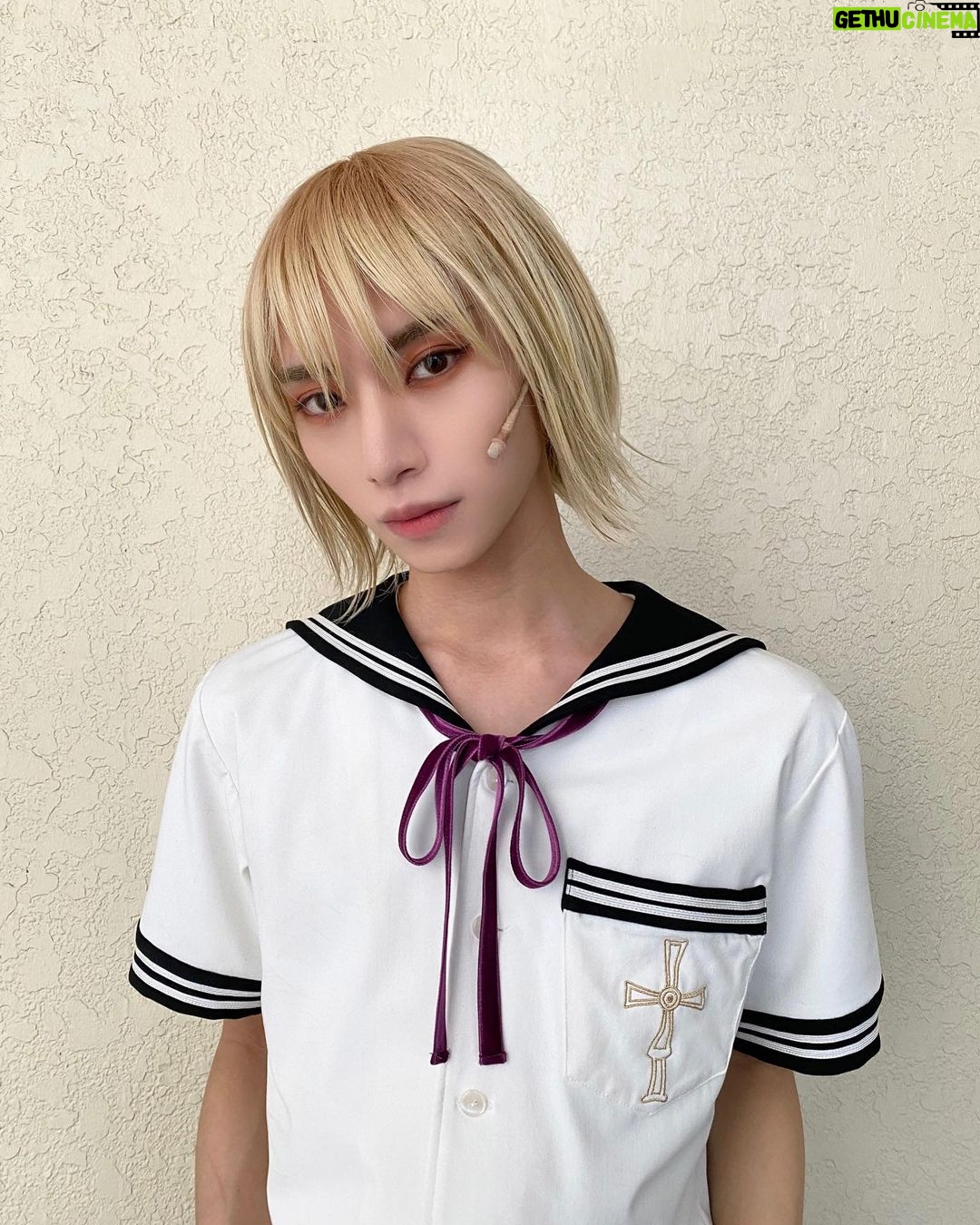 Toman - 847 Likes - .
『アマネ†ギムナジウム オンステージ』
この3日間で4公演を無事に終えることができました。
ゲネプロを合わせると6公演を終えて
明日が休演日なのでドッとくるものがありますが
疲労も心地よくて明日休校か〜と思うと
それはそれで寂しく感じたりして...
毎公演、刺激的で楽しくて苦しくて
絶対にもっともっと広がる価値がある作品。
観劇中は感情がいったりきたりになると思いますが
色々な形の『愛』、そして僕らの職業だからこそ
今だからこそ伝えたいメッセージが詰まっています
今作はプレッツェル / バウムクーヘンと2チームがありますが
同じキャラクターでも良い意味でちゃんと違う味があります。
どちらにもどちらの良さがあってみんな愛おしいです。
1公演ずつでもこの2チームの学校生活を覗き見して頂きたい。
LIVEステージでも黄色のペンライト振ってくれたり
うちわを作ってきてくれたり皆さんも愛おしいです💛
ヨハンカラーでも違うカラーの方でも
数秒でも目があってお互いに何かを感じとれる瞬間が大好きで
会場にいる皆様全員の顔をしっかり見たいのです。
文章を長く書いてると伝えたいことがたくさんで
ごちゃごちゃになって結局伝えたいことが伝わらなかったりするけど
この文章をまとめると
『キャストのみんなもこの作品も来てくださる皆様も愛してます。』
ってことです。
恥ずかしがらずに、愛には愛を精神でピース✌🏻
何度も言います。
アマネ†ギムナジウム良いぞ。
残すは28公演(?)ありますので
気になる方はぜひ1公演だけでも体感してください!
チケット確保済みの方はまだまだ僕らと楽しみましょう?
チケットは販売中ですので公式SNSやHPをチェックしてください✨
当日券もあったりしますので、急なご来校もお待ちしております。
てやー!
#アマネギムナジウム