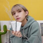 Toman Instagram - . 近年は地球の環境の未来を考えた "サステナブル"がトレンドです..🌏 そのような中、数年前からずっと愛用している 日やけ止めブランド『ALLIE』がサステナブルな ブランドにリニューアルいたしました↓ 【ひと塗りから、世界を想う。美しさつづく※。日やけ止め】 ※スキンケア効果またはメイクアップ効果による肌仕上がりのこと 全商品が一部の国・地域・ビーチの規制に配慮した設計の ビーチフレンドリー処方に生まれ変わり パッケージの外装は FSC認証を取得した紙を採用し、プラスチックを削減。 容器の一部はバイオマス素材を採用し 環境保全に取り組んでいます。 『アリィー クロノビューティ トーンアップＵＶ』 は全身と顔に使用できて 『アリィー クロノビューティ カラーチューニングＵＶ』 は顔用の日やけ止めです。 流水かけたり滝汗でも落ちにくかったり 今のご時世に必需品のマスク生活でも使いやすく 男性でも使いやすい、絶妙な素肌感を演出してくれます。 各アイテムはカラーごとに違う効果に期待できて 明るさアップ/くすみカバー/色ムラカバー など、お肌悩みに合わせれるのが嬉しいです。 (3色をその日によって使い分けしようと思います😊) カラーチューニングUVは フリクションプルーフ処方でマスクくずれしにくかったり 肌色補整、もうじき気になってくるテカりにもしっかりと 対処してくれるので地球にもお肌悩みにも優しい☆ #世界を想う美しさつづく #サステナブル #ALLIE_PR