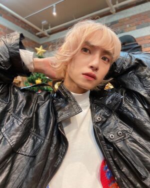 Toman Instagram - .
久しぶりにくるくるに🧑🏼‍🦱🌀
2枚目のタイトルは

『マネージャーさんに寝てるところ盗撮された』
#本当は起きてるし自分で撮っています

_

歯の治療も進んでいて今は奥歯が次々と
セラミックになってきています！
前歯も綺麗になるまでもう少し頑張るぞ💪🏻

@ys.dentalcure 🦷 @shika_119