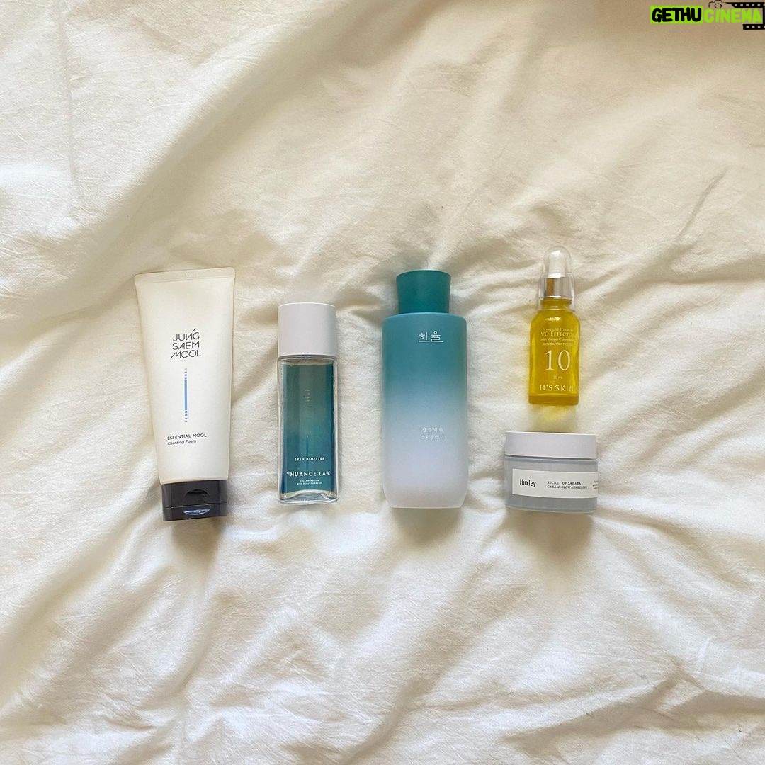 Toman Instagram - . 朝のスキンケアは #jungsaemmool 洗顔 ↓ 私がプロデュースしている『I'MI』導入液 ↓ #hanyul 化粧水 ↓ #itsskin 美容液 ↓ #huxley クリーム 『I'MI』は明日12日の17:59に販売終了となります! 導入液は化粧水の前につけるので、普段の行程に ひとつ足すだけで何かを変えたりする必要もないです🙆🏻♂️ ありがたいことに 既に使ってくれている友人や関係者の方々からは 香りも使い心地もいいと高評価頂いております🙇🏻♂️ 明日を逃すと手に入れることができなくなってしまいますので 気になる方はお忘れのないよう 「 明日17:59 」までです! 2枚目の写真でわかると思いますが 我が家の『I'MI』はもうなくなってしまうので プロデューサー本人も今から5本くらい購入しようと思います😂✨ ストーリーやハイライトから購入ページに 飛ぶことができますので是非!!