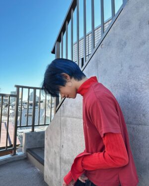 Toman Instagram - .

new hair 🖤💙

ずっと髪を暗くするタイミングを計っていたけど
LIVEに合わせてチームカラーの青をチラ見せです

.

桃ちゃん家のおこめさん可愛すぎる🐶

テレビでお犬さんが映るたびに
「わんちゃんと遊びたいな〜」って
嘆いていたのがようやく叶った...

小さな頃からずっと犬と暮らす生活で
今は猫と暮らす生活だけど
犬と猫の可愛さのベクトルって全然違うので

どっち派とかはなく

とにかく動物が大大大好きです。

ずっと膝の上に乗ってくれてて
桃ちゃんに着いて歩く姿も
全部愛おしすぎた。癒されたな〜...