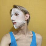 Toman Instagram - . 週 1 でOKな簡単に使える uno のシートマスク ＼ ウーノ スキンモイスチャー3Dマスク ／ 男性の顔も顎下まで包み込めるサイズ感なので 髭剃りで乾燥しがちなあご下までカバーできます! サイズが大きめなだけではなく3Dマスクなので 小鼻や細かい箇所もしっかりと密着してくれて嬉しい。 厚みのあるマスクがたっぷり角質まで保湿をしてくれて 使用後は幸福感に満ち溢れました🚰🧖🏻 乾燥しやすく皮膚が硬い男性の肌を、うるおいモチモチ肌に導いてくれるので皆さ んも使ってみてね! #メンズスキンケア #シートマスク #ウーノ #スキンモイスチャー3Dマスク #uno_PR