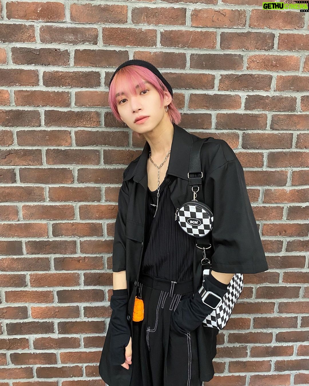 Toman Instagram - . An increasingly hot day in black style 🥶⚫️ . バッグとアームカバーは #basiccotton トップスは中も外も #escstudio パンツはむかーし中国のサイトで購入🐼 . . #4年ぶりにAppleWatch充電した #古すぎて新しくしたいがまだ使えそう #FGOという私が重課金しているゲームの #最推しが最強になった