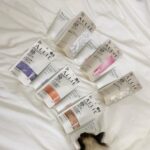 Toman Instagram - . 近年は地球の環境の未来を考えた "サステナブル"がトレンドです..🌏 そのような中、数年前からずっと愛用している 日やけ止めブランド『ALLIE』がサステナブルな ブランドにリニューアルいたしました↓ 【ひと塗りから、世界を想う。美しさつづく※。日やけ止め】 ※スキンケア効果またはメイクアップ効果による肌仕上がりのこと 全商品が一部の国・地域・ビーチの規制に配慮した設計の ビーチフレンドリー処方に生まれ変わり パッケージの外装は FSC認証を取得した紙を採用し、プラスチックを削減。 容器の一部はバイオマス素材を採用し 環境保全に取り組んでいます。 『アリィー クロノビューティ トーンアップＵＶ』 は全身と顔に使用できて 『アリィー クロノビューティ カラーチューニングＵＶ』 は顔用の日やけ止めです。 流水かけたり滝汗でも落ちにくかったり 今のご時世に必需品のマスク生活でも使いやすく 男性でも使いやすい、絶妙な素肌感を演出してくれます。 各アイテムはカラーごとに違う効果に期待できて 明るさアップ/くすみカバー/色ムラカバー など、お肌悩みに合わせれるのが嬉しいです。 (3色をその日によって使い分けしようと思います😊) カラーチューニングUVは フリクションプルーフ処方でマスクくずれしにくかったり 肌色補整、もうじき気になってくるテカりにもしっかりと 対処してくれるので地球にもお肌悩みにも優しい☆ #世界を想う美しさつづく #サステナブル #ALLIE_PR