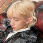 Toman Instagram - . 久しぶりにくるくるに🧑🏼‍🦱🌀 2枚目のタイトルは 『マネージャーさんに寝てるところ盗撮された』 #本当は起きてるし自分で撮っています _ 歯の治療も進んでいて今は奥歯が次々と セラミックになってきています！ 前歯も綺麗になるまでもう少し頑張るぞ💪🏻 @ys.dentalcure 🦷 @shika_119