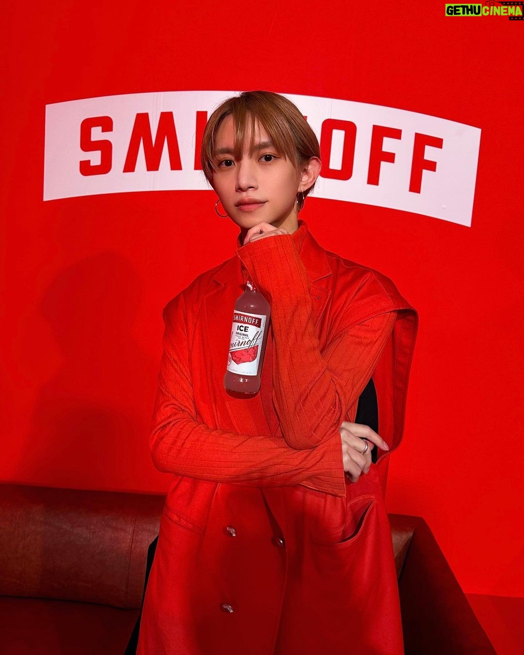 Toman Instagram - 先日スミノフナイトのローンチイベント 『 SMIRNOFF RED BOX 』を体感してきました! ドレスコードはレッド🔴 会場も赤く染まって異次元のような空間🚀 スミノフアイスが飲めたり可愛いフードがあるだけでなく ボールエリア・クレーンゲームまであって 美味しい!楽しい!夜を過ごすことができました😇 次は第2弾として下北沢のミカンに スミノフナイトが出現するようです! 〰️〰️〰️〰️〰️ スミノフが、2023年「 #スミノフナイト 」を合言葉に “非日常でプレイフルな夜”をお客様と共創する新プロジェクトを始動する! 〰️〰️〰️〰️〰️ #スミノフナイト #スミノフ #REDBOX #AD #PR