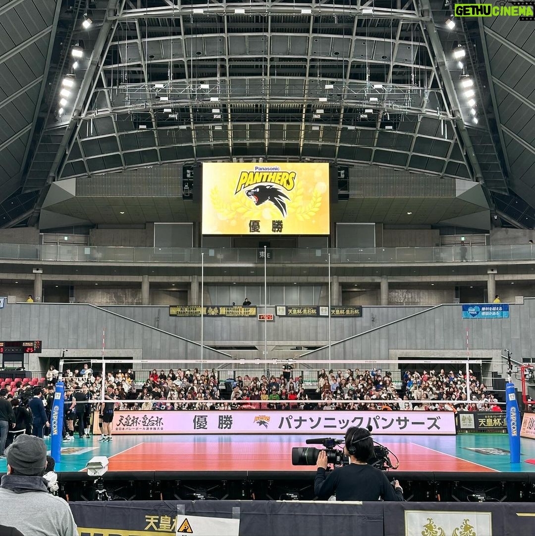 Toman Instagram - バレーボール天皇杯・皇后杯 準決勝と決勝に行ってきました! 2日目の席が1日目の席の一列前に変わるだけのミラクルで エンドのセンターブロックから迫力を体感することができました! 続くリーグ戦も代表戦も応援しています🔥🔥! #ウルフドッグス名古屋 #東レアローズ #JTサンダース広島 #パナソニックパンサーズ #NECレッドロケッツ #JTマーヴェラス #久光スプリングス #日立リヴァーレ #Vリーグ #天皇杯皇后杯バレーボール 東京体育館