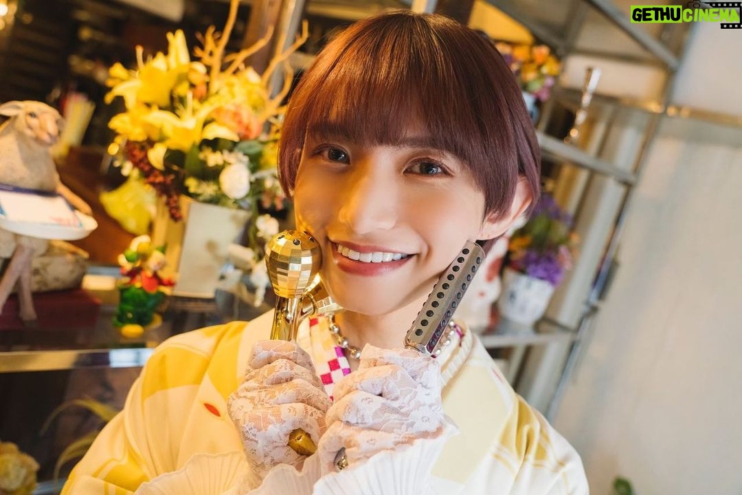 Toman - 0.9K Likes - 先日、テレビ東京ドラマ
「俺の美女化が止まらない!?」
が最終話を迎えました。
Paraviでの独占先行配信から
地上波放送、TVerでの見逃し配信と
ご視聴いただきまして
ありがとうございました^^
オーディションからクランクアップまで
ハルちゃんを支える日々も
ママと恋々乃、ジュカさんとふざけ合う日々も
どの日も楽しくて
本当にスピカドールで働きたいと思うこともありました
お客様とキャストの居場所であるスピカドールが
視聴者の皆様の居場所にもなれていたら嬉しいです。
ドラマは最終話を迎えましたが
原作コミックは続いております。
ドラマでは描かれていないこともたくさんなので
まだ読んだことがない方は是非コミックも^^
またいつの日かお会いできたら嬉しいです。
改めまして
ご視聴いただきありがとうございました🧡
〰️〰️〰️〰️〰️
多様性が広がる社会の中で
自分らしくいることが難しい方
そもそも「自分らしさ」とは?と考える方も
たくさんいらっしゃるかと思います。
無理に変わることも表現することもなく
自分に正直に『好き』を大切にしたり
小さなことからでも
いつもとは違うことに挑戦してみることで
「自分らしさ」を見つけることができて
見える世界も変わってくると思っています。