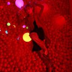 Toman Instagram - 先日スミノフナイトのローンチイベント 『 SMIRNOFF RED BOX 』を体感してきました！ ドレスコードはレッド🔴 会場も赤く染まって異次元のような空間🚀 スミノフアイスが飲めたり可愛いフードがあるだけでなく ボールエリア・クレーンゲームまであって 美味しい！楽しい！夜を過ごすことができました😇 次は第2弾として下北沢のミカンに スミノフナイトが出現するようです！ 〰️〰️〰️〰️〰️ スミノフが、2023年「 #スミノフナイト 」を合言葉に “非日常でプレイフルな夜”をお客様と共創する新プロジェクトを始動する！ 〰️〰️〰️〰️〰️ #スミノフナイト #スミノフ #REDBOX #AD #PR
