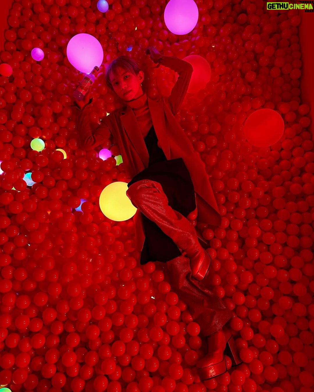 Toman Instagram - 先日スミノフナイトのローンチイベント 『 SMIRNOFF RED BOX 』を体感してきました! ドレスコードはレッド🔴 会場も赤く染まって異次元のような空間🚀 スミノフアイスが飲めたり可愛いフードがあるだけでなく ボールエリア・クレーンゲームまであって 美味しい!楽しい!夜を過ごすことができました😇 次は第2弾として下北沢のミカンに スミノフナイトが出現するようです! 〰️〰️〰️〰️〰️ スミノフが、2023年「 #スミノフナイト 」を合言葉に “非日常でプレイフルな夜”をお客様と共創する新プロジェクトを始動する! 〰️〰️〰️〰️〰️ #スミノフナイト #スミノフ #REDBOX #AD #PR