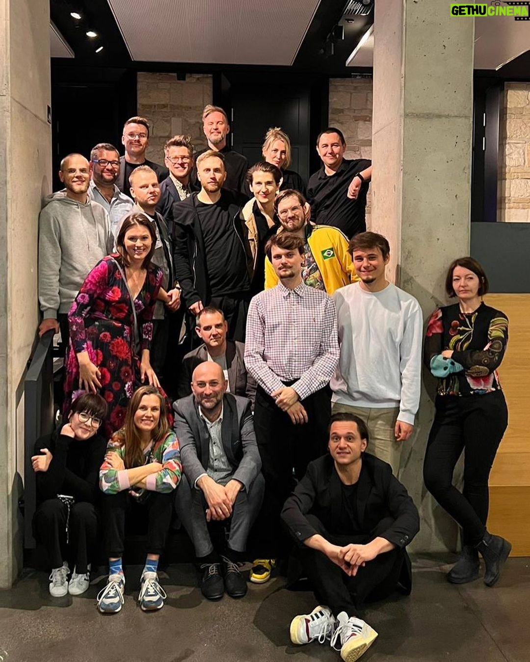 Tomasz Organek Instagram - Dziękuję @nikola__kolodziejczyk za zaproszenie mnie do wspaniałego projektu pt. Ballady i Romanse, czyli Mickiewicz w nowym wydaniu. Projekt przygotowany specjalnie na obchody Roku Mickiewiczowskiego, który właśnie mija. Za wspaniałą muzykę i porywające aranże odpowiada Nikola Kołodziejczyk, natomiast Mickiewicza na współczesny język przełożył nieodżałowany Jacek „Budyń” Szymkiewicz. Dziękuję całej orkiestrze, najlepszym jazzowym muzykom, z którymi miałem okazję wystąpić na koncertach w Serbii i na Węgrzech. Uściski dla moich wokalnych partnerek: @nataliagrosiak i @cojatuwyrabiam. Dziękuję Anecie Norek za organizację i opiekę! BMC - Budapest Music Center