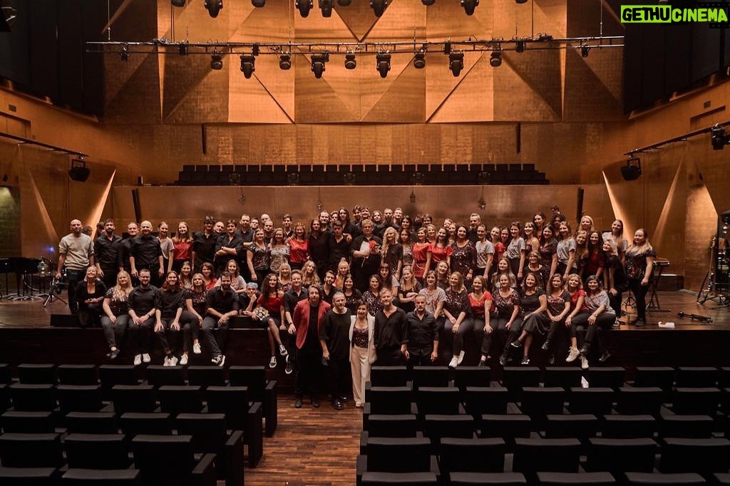 Tomasz Organek Instagram - Wczoraj, tj. w poniedziałek 24.10 w @filharmoniaszczecin zagraliśmy dwa koncerty wraz z @chor_pm_szczecin pod batutą prof. dr hab. Sylwii Fabiańczyk-Makuch. Ten wieczór był niesamowity. Prawie sto osób na scenie, wyprzedane bilety i fantastyczna atmosfera. Nasze piosenki nabrały powagi i blasku, niektóre zabrzmiały wprost majestatycznie. Dziękuję wszystkim za zaangażowanie i chęć podjęcia tego ogromnego wysiłku. Dziękuję @sylwia.fm oraz @chor_pm_szczecin za profesjonalizm i wspaniałą atmosferę, a Przemkowi Skuzowi oraz @_tomaszlewandowski_ za przepiękne aranże, które zrobiły z naszych piosenek istne arcydzieła ;) Dziękuję też chłopakom: @staszewski.a oraz @robertmarkiewicz za zawodowe granie. Mam nadzieję, że to jeszcze kiedyś powtórzymy 🙌 Filharmonia im. Mieczysława Karłowicza w Szczecinie