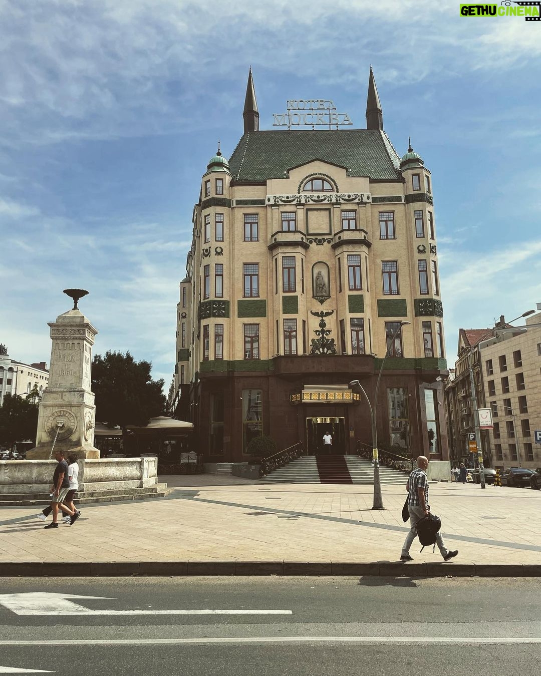 Tomasz Organek Instagram - Belgrad jest poszarpany jak dawna Jugosławia, wiele tu skrajności, od brzydoty do piękna, od nacjonalizmu do pełnej otwartości na to, co obce, gdzieś na skraju Europy i Rosji. Hvala Beograd 🙌 Belgrade, Serbia