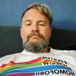 Tomasz Organek Instagram - Całym moim ❤️ wspieram i solidaryzuję się ze wszystkimi moimi przyjaciółmi, znajomymi i nieznajomymi ze środowisk LGBTQ+🌈 Sytuacja w Polsce w tym względzie wyglada mniej więcej jak ja na tym zdjęciu, ale wierzę, że z czasem i u nas wygra miłość. #letloverule #lgbtq🌈 #wolnapolska✌️#lgbtparade Poland