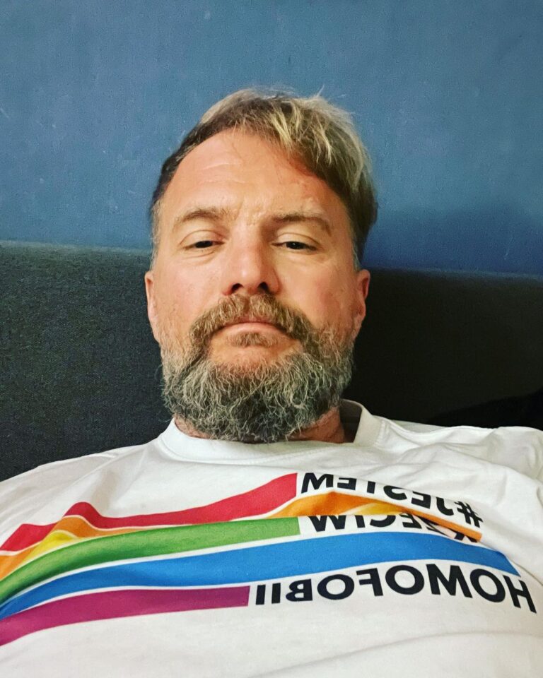 Tomasz Organek Instagram - Całym moim ❤️ wspieram i solidaryzuję się ze wszystkimi moimi przyjaciółmi, znajomymi i nieznajomymi ze środowisk LGBTQ+🌈 Sytuacja w Polsce w tym względzie wyglada mniej więcej jak ja na tym zdjęciu, ale wierzę, że z czasem i u nas wygra miłość. #letloverule #lgbtq🌈 #wolnapolska✌️#lgbtparade Poland