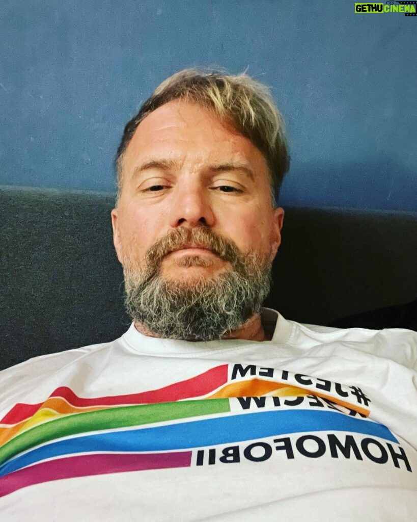 Tomasz Organek Instagram - Całym moim ❤️ wspieram i solidaryzuję się ze wszystkimi moimi przyjaciółmi, znajomymi i nieznajomymi ze środowisk LGBTQ+🌈 Sytuacja w Polsce w tym względzie wyglada mniej więcej jak ja na tym zdjęciu, ale wierzę, że z czasem i u nas wygra miłość. #letloverule #lgbtq🌈 #wolnapolska✌️#lgbtparade Poland