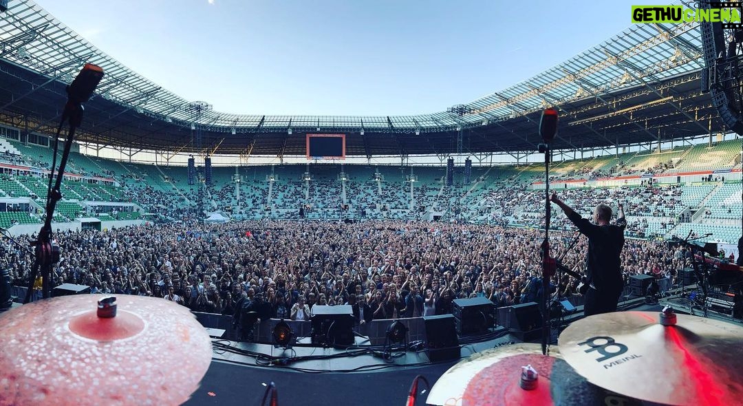 Tomasz Organek Instagram - Godz. 20:00, Tarczyński Arena. Na 1,5h przed @kingsofleon. Całkiem spoko 😎 #organek #kol #wroclaw #koncert Tarczyński Arena Wrocław