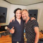 Tomasz Organek Instagram - 😎🚀 Bracia w wierze 🙏 🙏🙏 (w rock’n’rolla) 🤘Szykujemy coś z @jan.borysewicz_official & @ladypank_official. Dzięki za gościnę @wojtekolszak. Za zimno masz w piwnicy! 🥶😜 Sulejówek
