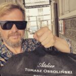 Tomasz Organek Instagram - Dziękuję @tomasz_ossolinski za super pomoc w przygotowaniach do wyjścia na czerwony dywan 😂 na @festivaldecannes ❤️ Bez Jerzego Skolimowskiego i @ewa_piaskowska to byłoby niemożliwe, więc im dziękuję najbardziej ❤️ To tylko mały epizodzik, a ile zabawy 😎 I to jeszcze w jakim towarzystwie 🤘 Pozdrawiam @dreamallsky @mateusz_kosciukiewicz @lorenzo_zurzolo oraz niesamowitą Isabelle Huppert. To moi ziomale z planu 🎥. Ja nie wiem jak się tu wkręciłem, serio 😂. No to będę leciał, siema ✈️😎 Warsaw Chopin Airport
