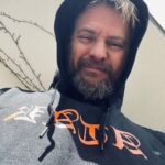 Tomasz Organek Instagram - Pod wpływem Stanisławskiego, atakuję bezdomnego. Wesołych Świąt 🍳 @waluskraksakryzys #nie #pękaj #atak Torun, Poland