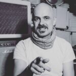 Tomasz Organek Instagram – Żegnaj Jacku. Nie znaliśmy się aż tak dobrze, ale trochę popiliśmy, trochę pograliśmy i sporo pogadaliśmy. Byłeś wariatem, pięknoduchem, nieprzeciętnym człowiekiem i artystą, zupełnie bezkompromisowym w swojej pracy. Bardzo to szanowałem i jest mi smutno, ale widać, wypełniłeś swój czas, jak wielu przed Tobą. „Szarość, cała tęcza tejże. Szarość.”

#jacek #budyń #szymkiewicz #nieżyje Poland