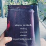 Tomasz Organek Instagram – Długo na tę książkę czekałem. Zbiór dramatów! poprawionych i zebranych przez samego Mistrza. Dzięki uprzejmości Wydawnictwa Znak mam ją już dziś. Premiera za tydzień, 27. września. Szczerze i z ogromną przyjemnością polecam👌 Słowa mają moc 🫶

„Słowa przecież rosną dopiero w człowieku razem z nim. Wytapiają się jak z rudy z jego trosk, udręk, łez. Nikt nie otrzymuje ich w darze tylko dlatego, że się urodził, gdzie, kiedy. Ceną słów jest nasz los.” —  Wiesław Myśliwski, Widnokrąg (1996)

#wiesławmyśliwski #wydawnictwoznak Torun, Poland