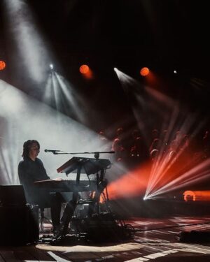 Tomasz Organek Instagram - Wczoraj w @teatr.letni w Szczecinie zagraliśmy niesamowity koncert wraz z @chor_pm_szczecin pod dyrekcją @sylwia.fm i było bosko. Dziękuję wszystkim, którzy się do tego sukcesu przyczynili i szczecińskiej publiczności. Było wspaniale. Popłakaliśmy i potańczyliśmy. I tak trzeba żyć 🤘😎

Fotografie: @leslaw_kopecki 🙌

#szczecin #teatetni #amfiteatr #organek #sylwiafabianczykmakuch #chorpm #mystic