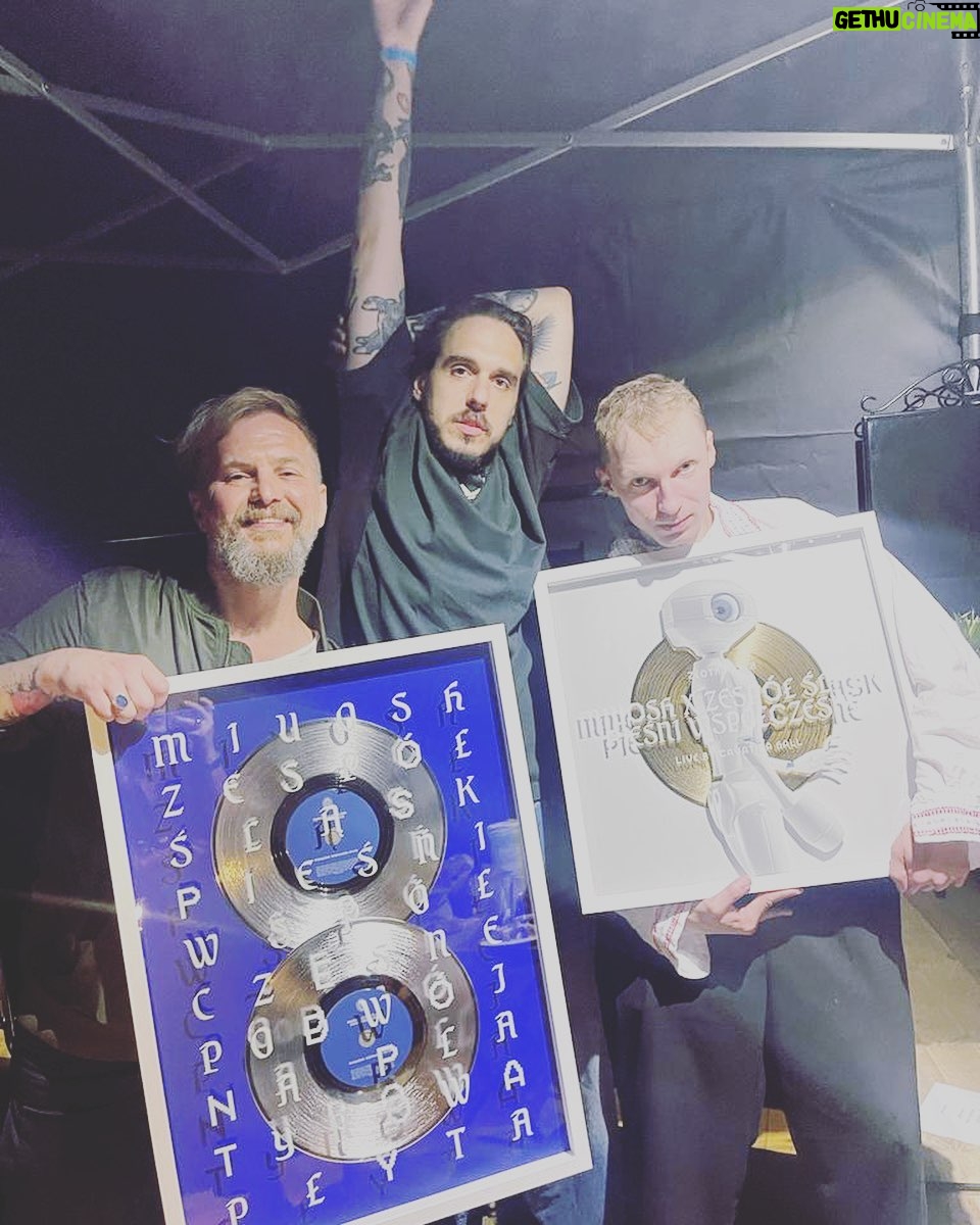 Tomasz Organek Instagram - Wczoraj zagraliśmy wspaniały koncert z okazji 70 - lecia @zespolslaskofficial w przepięknym Koszęcinie oraz odebraliśmy podwójną platynę 💿💿 za płytę Pieśni Współczesne oraz złotą płytę 📀 za płytę live. Dziękuję @zespolslaskofficial, @miuosh, @bosafunky, @krizbak, @stoklosajan @aigorek, @ralphkaminski, @bela.komoszynska, @julia_pietrucha, @krol_krol_, @nataliagrosiak, @kayah_official, @musialowskimaciej, @natalia_szroeder, @marcin_wyrostek_official, @dawid_tyszkowski_, @jakub.jozef.orlinski za wspaniałą przygodę i wzruszenia 🤘❤️☀️ Poland