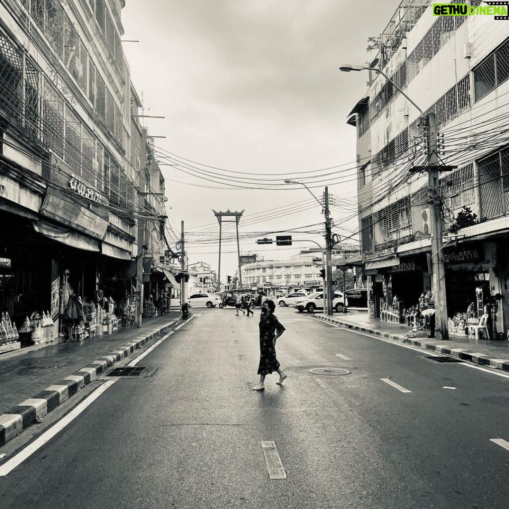 Tomasz Organek Instagram - Kobieta przechodząca przez ulicę. Bangkok Giant Swing
