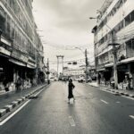 Tomasz Organek Instagram - Kobieta przechodząca przez ulicę. Bangkok Giant Swing