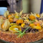 Tomaz Viana Instagram – Esse ano vamos levar para sua mesa arte, sabor, possibilidades e inclusão! Uma parceria @rutacozinha @eduardojacques_s e @tozfbc ✨

Um delicioso e belo bolo com massa de banana e uva passas sem açúcar, sem glúten, sem lactose, perfeito para incluir diabéticos, alérgicos e intolerantes.

Além de saudável e inclusivo é lindamente decorado com frutas secas e desidratadas. Perfeito pra compor a mesa das suas celebrações.

Para completar o artista @tozfbc vai preparar uma arte exclusiva para você na caixa do bolo! 😱😍

Um verdadeiro presente! 🎁

Você já pode entrar em contato para garantir o seu.. 
mas corre…🏃 são pouquíssimas unidades! 

.
#natal2023 #confeitaria #toz #semaçucar #semlactose #semgluten #arte #riodejaneiro #rj Fábrica Bhering
