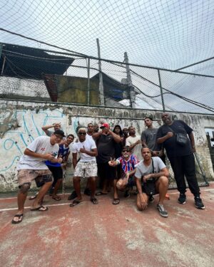 Tomaz Viana Instagram - Sou muito grato por fazer parte dessa cultura tão linda que é a do graffiti, um dia pintando para o shoppingleblon e no outro colorido a comunidade que eu amo “morro da coroa “, obrigado a todos os amigos moradores que fazem esse morro ser especial, e aos meus irmãos de tinta ❤️🚀