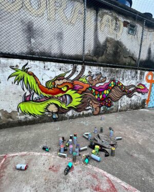 Tomaz Viana Instagram - Sou muito grato por fazer parte dessa cultura tão linda que é a do graffiti, um dia pintando para o shoppingleblon e no outro colorido a comunidade que eu amo “morro da coroa “, obrigado a todos os amigos moradores que fazem esse morro ser especial, e aos meus irmãos de tinta ❤️🚀