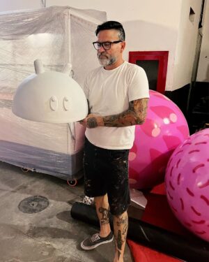 Tomaz Viana Instagram - Pra mim é uma honra fazer parte de uma data tão especial pra tantas famílias ❤️ Inaugura no dia 11/11, o Natal da Alegria, a minha nova parceria com o @shoppingleblon, com muita arte e diversão! Espero todos vocês! 🌟