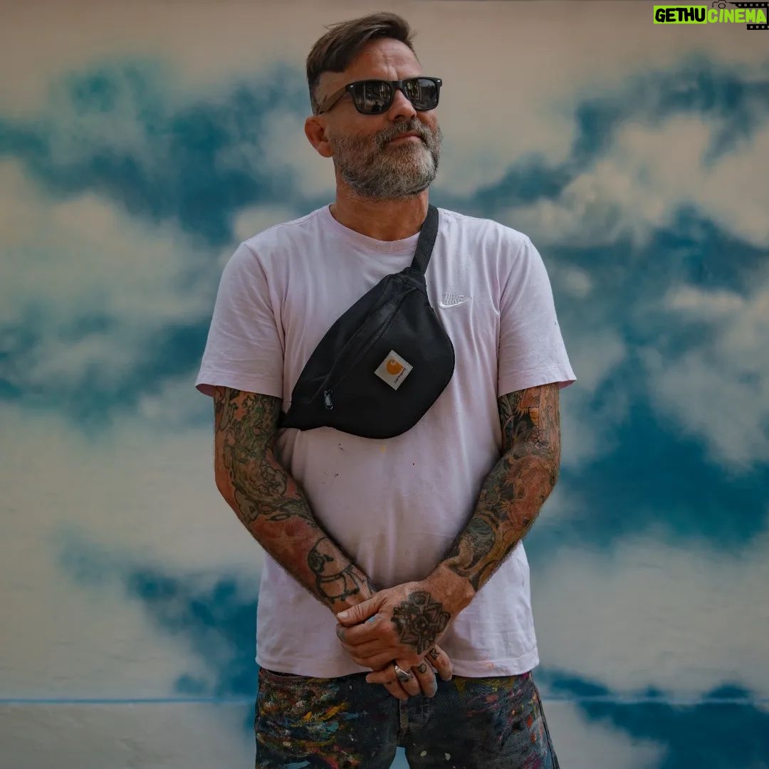 Tomaz Viana Instagram - 🎧🎙️Finalizando a fileira com muito estilo! @tozfbc e @9k9_oficial -Traços e Passos- Um pouquinho do que rolou no ensaio do vídeoclipe -traços e Passos- 2g-BassBeats Foto: @haiwate Cantor: @9k9_oficial Artista plástico 🎨: @tozfbc Produção: @2gbassbeats Rio de Janeiro, Rio de Janeiro