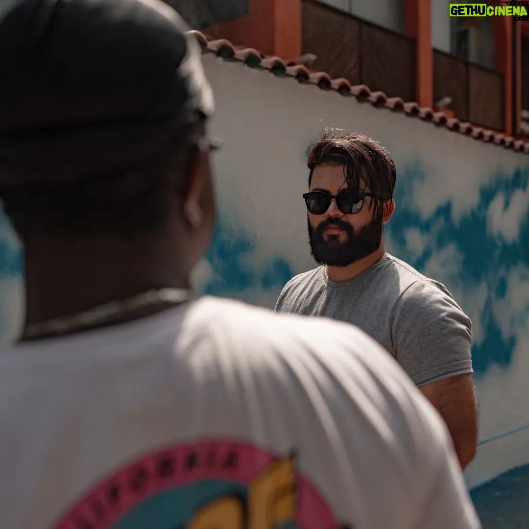 Tomaz Viana Instagram - 🎧🎙️Finalizando a fileira com muito estilo! @tozfbc e @9k9_oficial -Traços e Passos- Um pouquinho do que rolou no ensaio do vídeoclipe -traços e Passos- 2g-BassBeats Foto: @haiwate Cantor: @9k9_oficial Artista plástico 🎨: @tozfbc Produção: @2gbassbeats Rio de Janeiro, Rio de Janeiro