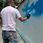 Tomaz Viana Instagram - Primeiro painel que faço só com o “céu” , no começo da minha carreira eu fazia o caminho contrário, primeiro fazia na rua e depois desenvolvia no ateliê, agora percorrendo o caminho inverso percebo que a rua é o meu grande laboratório, o que acham ? Bom domingo para todos