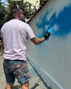 Tomaz Viana Instagram - Primeiro painel que faço só com o “céu” , no começo da minha carreira eu fazia o caminho contrário, primeiro fazia na rua e depois desenvolvia no ateliê, agora percorrendo o caminho inverso percebo que a rua é o meu grande laboratório, o que acham ? Bom domingo para todos
