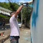 Tomaz Viana Instagram - Primeiro painel que faço só com o “céu” , no começo da minha carreira eu fazia o caminho contrário, primeiro fazia na rua e depois desenvolvia no ateliê, agora percorrendo o caminho inverso percebo que a rua é o meu grande laboratório, o que acham ? Bom domingo para todos