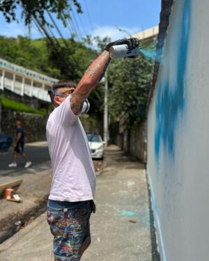 Tomaz Viana Instagram - Primeiro painel que faço só com o “céu” , no começo da minha carreira eu fazia o caminho contrário, primeiro fazia na rua e depois desenvolvia no ateliê, agora percorrendo o caminho inverso percebo que a rua é o meu grande laboratório, o que acham ? Bom domingo para todos