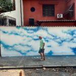 Tomaz Viana Instagram - Primeiro painel que faço só com o “céu” , no começo da minha carreira eu fazia o caminho contrário, primeiro fazia na rua e depois desenvolvia no ateliê, agora percorrendo o caminho inverso percebo que a rua é o meu grande laboratório, o que acham ? Bom domingo para todos