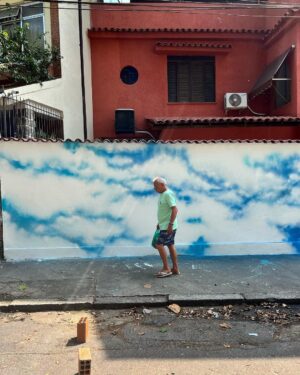 Tomaz Viana Instagram - Primeiro painel que faço só com o “céu” , no começo da minha carreira eu fazia o caminho contrário, primeiro fazia na rua e depois desenvolvia no ateliê, agora percorrendo o caminho inverso percebo que a rua é o meu grande laboratório, o que acham ? Bom domingo para todos