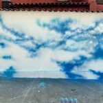Tomaz Viana Instagram - Primeiro painel que faço só com o “céu” , no começo da minha carreira eu fazia o caminho contrário, primeiro fazia na rua e depois desenvolvia no ateliê, agora percorrendo o caminho inverso percebo que a rua é o meu grande laboratório, o que acham ? Bom domingo para todos