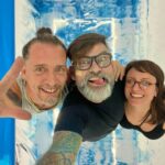 Tomaz Viana Instagram - Depois do sucesso da mostra “Todas as Cores” no MAC Niterói, o artista Toz Viana e a curadora Cammila Ferreira abrem nova exposição nesta sexta, desta vez em Madrid, na Casa de América, prestigiada instituição espanhola de arte latino-americana. Em “Céu na Terra”, Toz cria um jogo de espelhamento com sua pintura e convida o público para caminhar sobre o céu. A exposição foi contemplada por edital de premiação da Secretaria de Cultura do Estado do Rio de Janeiro e integra a programação do Festival ¡Hola Rio!, uma parceria entre entidades do Rio e de Madrid. “Céu na Terra” de Toz Viana Curadoria de Cammila Ferreira 8 de setembro a 7 de outubro de 2023 Casa de América Sala Guayasamin Calle Marques del duero 2, Madri, Espanha Tel: +34 91 595 48 00 https://www.casamerica.es/index.php/ @holariofestival é uma realização da Casa de América (@casamerica), o Serviço Social do Comércio do Rio de Janeiro (SESC RJ) (@sescrio) e Governo do Estado do Rio de Janeiro (@govrj), através da Secretaria de Cultura e Economia Criativa (SECEC) (@sececrj), correalização da Prefeitura de Madri e Programa 21distritos, apoio institucional da Embaixada do Brasil em Madri e produção executiva da Cinco Elementos Produções (@cincoelementosproducoes). Madrid, Espanha