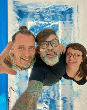 Tomaz Viana Instagram - Depois do sucesso da mostra “Todas as Cores” no MAC Niterói, o artista Toz Viana e a curadora Cammila Ferreira abrem nova exposição nesta sexta, desta vez em Madrid, na Casa de América, prestigiada instituição espanhola de arte latino-americana. Em “Céu na Terra”, Toz cria um jogo de espelhamento com sua pintura e convida o público para caminhar sobre o céu. A exposição foi contemplada por edital de premiação da Secretaria de Cultura do Estado do Rio de Janeiro e integra a programação do Festival ¡Hola Rio!, uma parceria entre entidades do Rio e de Madrid.

“Céu na Terra” de Toz Viana
Curadoria de Cammila Ferreira 
8 de setembro a 7 de outubro de 2023
Casa de América
Sala Guayasamin
Calle Marques del duero 2, Madri, Espanha
Tel: +34 91 595 48 00
https://www.casamerica.es/index.php/ 

@holariofestival é uma realização da Casa de América (@casamerica), o Serviço Social do Comércio do Rio de Janeiro (SESC RJ) (@sescrio) e Governo do Estado do Rio de Janeiro (@govrj), através da Secretaria de Cultura e Economia Criativa (SECEC) (@sececrj), correalização da Prefeitura de Madri e Programa 21distritos, apoio institucional da Embaixada do Brasil em Madri e produção executiva da Cinco Elementos Produções (@cincoelementosproducoes).