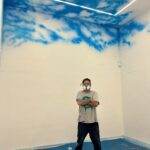 Tomaz Viana Instagram - Depois do sucesso da mostra “Todas as Cores” no MAC Niterói, o artista Toz Viana e a curadora Cammila Ferreira abrem nova exposição nesta sexta, desta vez em Madrid, na Casa de América, prestigiada instituição espanhola de arte latino-americana. Em “Céu na Terra”, Toz cria um jogo de espelhamento com sua pintura e convida o público para caminhar sobre o céu. A exposição foi contemplada por edital de premiação da Secretaria de Cultura do Estado do Rio de Janeiro e integra a programação do Festival ¡Hola Rio!, uma parceria entre entidades do Rio e de Madrid. “Céu na Terra” de Toz Viana Curadoria de Cammila Ferreira 8 de setembro a 7 de outubro de 2023 Casa de América Sala Guayasamin Calle Marques del duero 2, Madri, Espanha Tel: +34 91 595 48 00 https://www.casamerica.es/index.php/ @holariofestival é uma realização da Casa de América (@casamerica), o Serviço Social do Comércio do Rio de Janeiro (SESC RJ) (@sescrio) e Governo do Estado do Rio de Janeiro (@govrj), através da Secretaria de Cultura e Economia Criativa (SECEC) (@sececrj), correalização da Prefeitura de Madri e Programa 21distritos, apoio institucional da Embaixada do Brasil em Madri e produção executiva da Cinco Elementos Produções (@cincoelementosproducoes). Madrid, Espanha