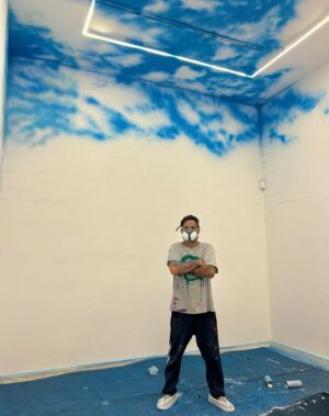 Tomaz Viana Instagram - Depois do sucesso da mostra “Todas as Cores” no MAC Niterói, o artista Toz Viana e a curadora Cammila Ferreira abrem nova exposição nesta sexta, desta vez em Madrid, na Casa de América, prestigiada instituição espanhola de arte latino-americana. Em “Céu na Terra”, Toz cria um jogo de espelhamento com sua pintura e convida o público para caminhar sobre o céu. A exposição foi contemplada por edital de premiação da Secretaria de Cultura do Estado do Rio de Janeiro e integra a programação do Festival ¡Hola Rio!, uma parceria entre entidades do Rio e de Madrid.

“Céu na Terra” de Toz Viana
Curadoria de Cammila Ferreira 
8 de setembro a 7 de outubro de 2023
Casa de América
Sala Guayasamin
Calle Marques del duero 2, Madri, Espanha
Tel: +34 91 595 48 00
https://www.casamerica.es/index.php/ 

@holariofestival é uma realização da Casa de América (@casamerica), o Serviço Social do Comércio do Rio de Janeiro (SESC RJ) (@sescrio) e Governo do Estado do Rio de Janeiro (@govrj), através da Secretaria de Cultura e Economia Criativa (SECEC) (@sececrj), correalização da Prefeitura de Madri e Programa 21distritos, apoio institucional da Embaixada do Brasil em Madri e produção executiva da Cinco Elementos Produções (@cincoelementosproducoes).