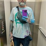 Tomaz Viana Instagram - Depois do sucesso da mostra “Todas as Cores” no MAC Niterói, o artista Toz Viana e a curadora Cammila Ferreira abrem nova exposição nesta sexta, desta vez em Madrid, na Casa de América, prestigiada instituição espanhola de arte latino-americana. Em “Céu na Terra”, Toz cria um jogo de espelhamento com sua pintura e convida o público para caminhar sobre o céu. A exposição foi contemplada por edital de premiação da Secretaria de Cultura do Estado do Rio de Janeiro e integra a programação do Festival ¡Hola Rio!, uma parceria entre entidades do Rio e de Madrid. “Céu na Terra” de Toz Viana Curadoria de Cammila Ferreira 8 de setembro a 7 de outubro de 2023 Casa de América Sala Guayasamin Calle Marques del duero 2, Madri, Espanha Tel: +34 91 595 48 00 https://www.casamerica.es/index.php/ @holariofestival é uma realização da Casa de América (@casamerica), o Serviço Social do Comércio do Rio de Janeiro (SESC RJ) (@sescrio) e Governo do Estado do Rio de Janeiro (@govrj), através da Secretaria de Cultura e Economia Criativa (SECEC) (@sececrj), correalização da Prefeitura de Madri e Programa 21distritos, apoio institucional da Embaixada do Brasil em Madri e produção executiva da Cinco Elementos Produções (@cincoelementosproducoes). Madrid, Espanha