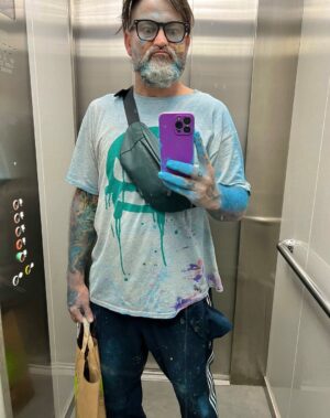Tomaz Viana Instagram - Depois do sucesso da mostra “Todas as Cores” no MAC Niterói, o artista Toz Viana e a curadora Cammila Ferreira abrem nova exposição nesta sexta, desta vez em Madrid, na Casa de América, prestigiada instituição espanhola de arte latino-americana. Em “Céu na Terra”, Toz cria um jogo de espelhamento com sua pintura e convida o público para caminhar sobre o céu. A exposição foi contemplada por edital de premiação da Secretaria de Cultura do Estado do Rio de Janeiro e integra a programação do Festival ¡Hola Rio!, uma parceria entre entidades do Rio e de Madrid.

“Céu na Terra” de Toz Viana
Curadoria de Cammila Ferreira 
8 de setembro a 7 de outubro de 2023
Casa de América
Sala Guayasamin
Calle Marques del duero 2, Madri, Espanha
Tel: +34 91 595 48 00
https://www.casamerica.es/index.php/ 

@holariofestival é uma realização da Casa de América (@casamerica), o Serviço Social do Comércio do Rio de Janeiro (SESC RJ) (@sescrio) e Governo do Estado do Rio de Janeiro (@govrj), através da Secretaria de Cultura e Economia Criativa (SECEC) (@sececrj), correalização da Prefeitura de Madri e Programa 21distritos, apoio institucional da Embaixada do Brasil em Madri e produção executiva da Cinco Elementos Produções (@cincoelementosproducoes).